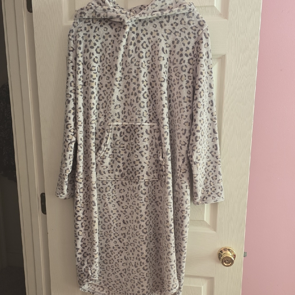32 Degrees‎ Leopard Print Hooded Robe - Gray and Cream